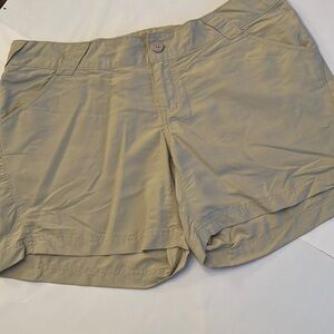 Columbia Ladies Kahki Color PFG Shorts Size L